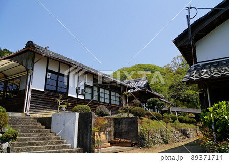兵庫 川西市 黒川 黒川小学校の北校舎(廃校、今は公民館に)(黒川、晩春) 兵庫 川西市 黒川 黒川小学校の北校舎(廃校、今は公民館に)(黒川、晩春) 89371714