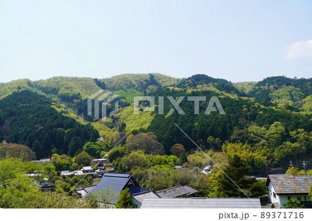 兵庫 川西市 徳林寺から見た黒川の里山風景(晩春) 兵庫 川西市 徳林寺から見た黒川の里山風景(晩春) 89371716