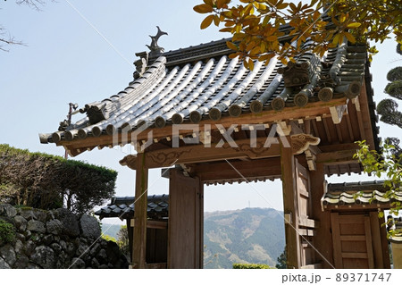 大阪 豊能町 光明山 法輪寺の山門と北摂山系(豊能、晩春) 大阪 豊能町 光明山 法輪寺の山門と北摂山系(豊能、晩春) 89371747