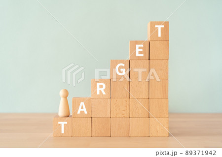 ターゲット・標的・目標のイメージ｜「TARGET」と書かれた積み木と人形 89371942