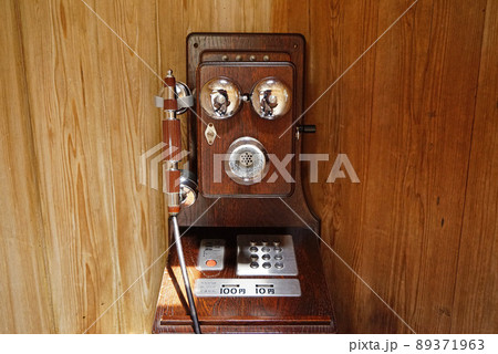 【木製のレトロな公衆電話機】アンティーク　電話機 89371963
