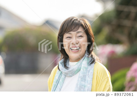 カメラ目線で笑顔の70代前半の女性 89372061
