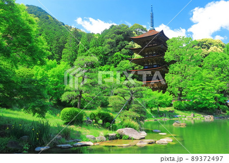 【山口県】新緑の瑠璃光寺五重塔と塔影池 89372497