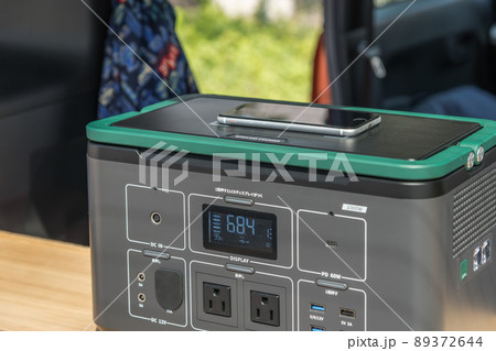 【車中泊ではポータブル電源でワイヤレス充電】 89372644