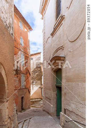Dense ancient buildings and architecture of tiny French town Gordes on cliff, Vaucluse 89372854