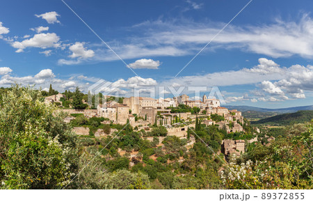 Panoramic view of Gordes forest rock and old village on Luberon massif in French Prealps. Vaucluse 89372855