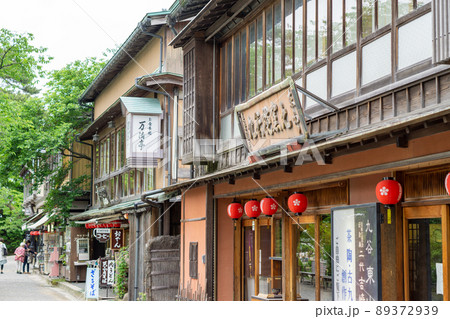 石川県　兼六園すぐ近くの街の風景 89372939