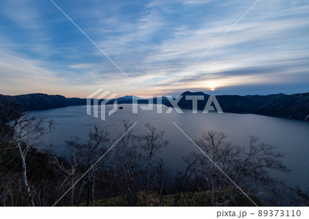 北海道 摩周湖の夜明けの風景 北海道 摩周湖の夜明けの風景 89373110