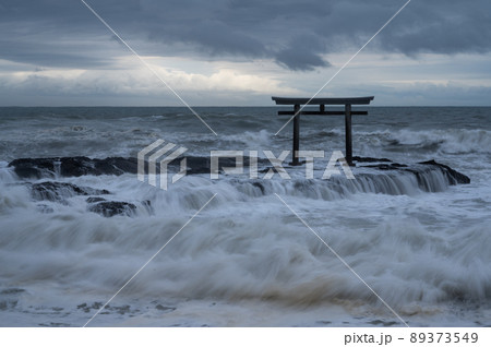 海の中の鳥居 89373549