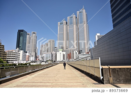 東京 初台の歩道橋から眺める新宿高層ビル群 豆粒の人の後ろ姿 青空にそびえる新宿副都心 東京 初台の歩道橋から眺める新宿高層ビル群 豆粒の人の後ろ姿 青空にそびえる新宿副都心 89373669