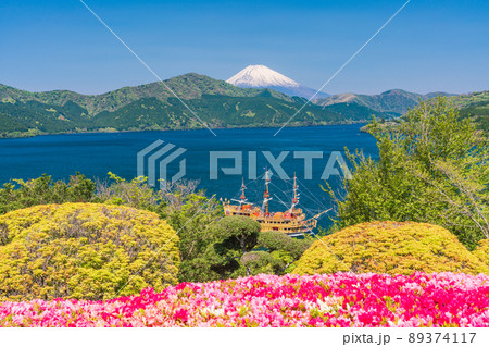 （神奈川県）ツツジ咲く箱根恩賜公園・芦ノ湖遊覧船と富士山 89374117