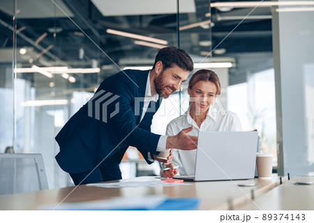 Mature female boss discussing online project with employee  89374143
