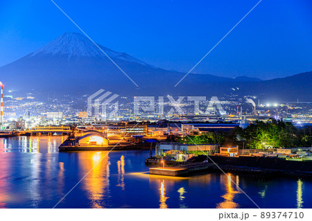 田子の浦港の夜景と富士山 静岡県富士市 田子の浦港の夜景と富士山 静岡県富士市 89374710