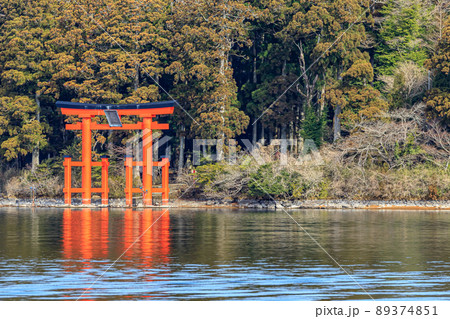 対岸から見た箱根神社 平和の鳥居 神奈川県箱根町 対岸から見た箱根神社 平和の鳥居 神奈川県箱根町 89374851