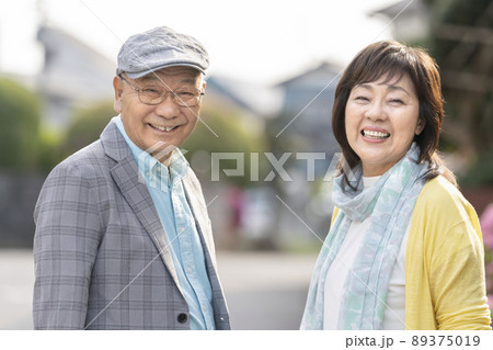 カメラ目線で笑顔の70代の夫婦 ポートレート カメラ目線で笑顔の70代の夫婦 ポートレート 89375019