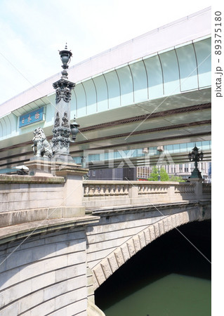 東京都中央区の日本橋川にに架かる日本橋と首都高速道路 89375180