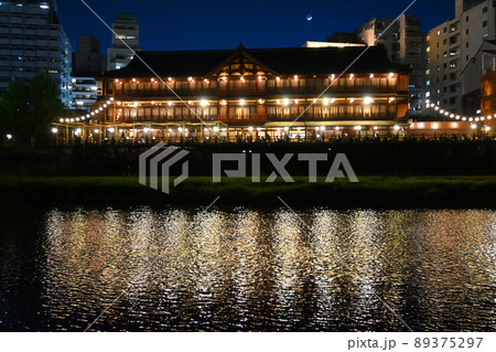5月の京都市鴨川の水面の煌めきが美しい納涼床 5月の京都市鴨川の水面の煌めきが美しい納涼床 89375297