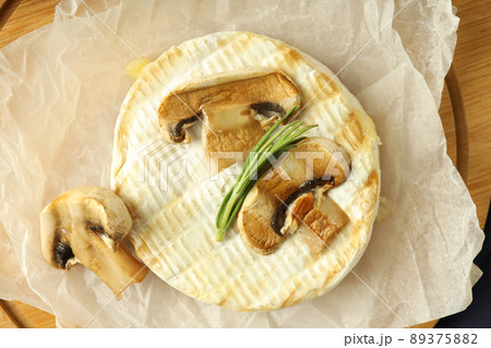 Concept of tasty food with grilled camembert, close up 89375882