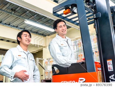 フォークリフトで作業をする男性 物流センター フォークリフトで作業をする男性 物流センター 89376390