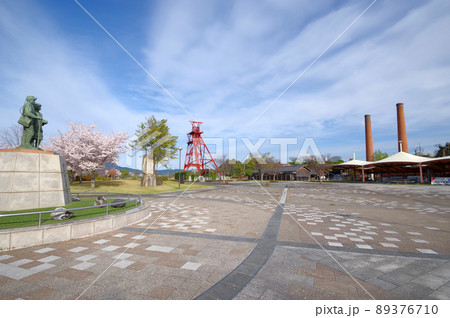 福岡県田川市石炭記念公園にあるシンボルの伊田竪坑櫓と二本煙突 福岡県田川市石炭記念公園にあるシンボルの伊田竪坑櫓と二本煙突 89376710