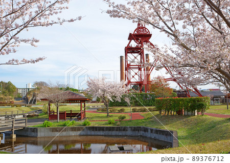 福岡県田川市石炭記念公園にある伊田竪坑櫓と桜咲く広場 福岡県田川市石炭記念公園にある伊田竪坑櫓と桜咲く広場 89376712