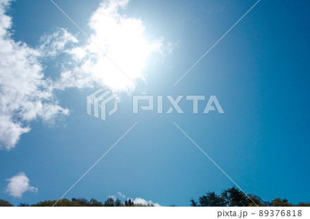 青空　白い雲から溢れる太陽の輝き 89376818