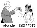 拳と拳を突き合わせて挨拶する上司と部下 89377053