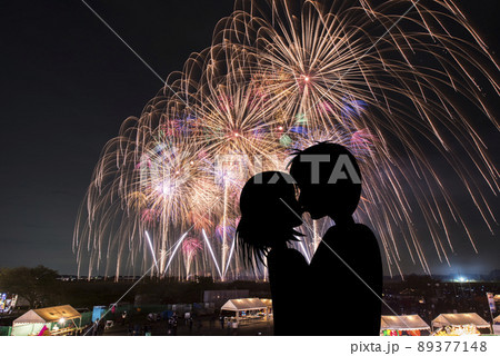 花火大会でキスをするカップルのシルエット 夏のイメージ素材 の写真素材