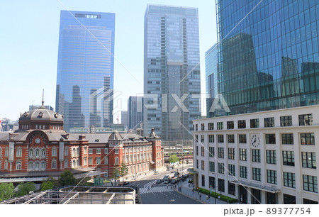 東京駅丸の内口　東京都千代田区丸の内 赤レンガ造りのレトロモダンな建物ターミナル駅と高層ビル 89377754