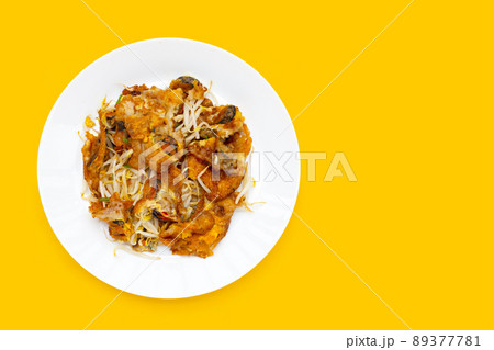 Crispy fried mussel pancake with bean sprout 89377781