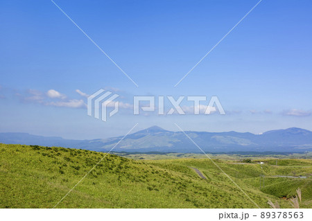 大観峰から涌蓋山、久住高原を望む 大観峰から涌蓋山、久住高原を望む 89378563