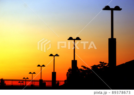 電柱と夕日 89378673
