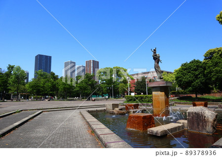 武蔵小杉の高層マンション群を望む川崎市中原平和公園 89378936