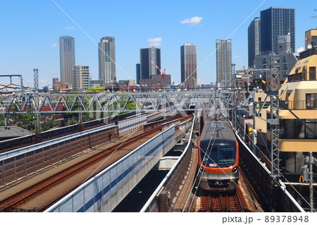 武蔵小杉の高層マンション群をバックに走る副都心線 89378948