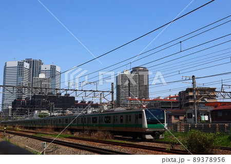 新川崎の高層マンション群をバックに走る相鉄・JR直通線の電車 89378956