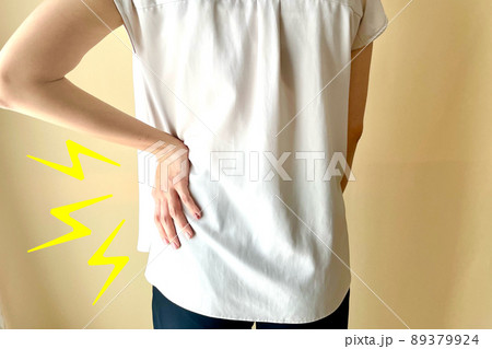 腰痛を抱える女性 痛みのイメージ 腰痛を抱える女性 痛みのイメージ 89379924