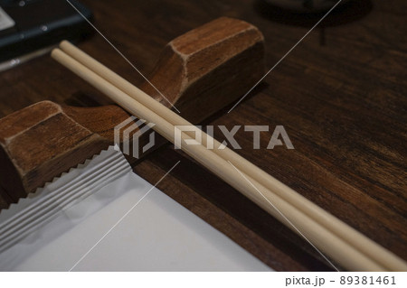 箸置きに置かれた割り箸 89381461