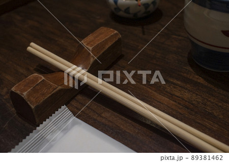 箸置きに置かれた割り箸 箸置きに置かれた割り箸 89381462