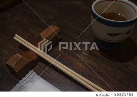 箸置きに置かれた割り箸 89381463