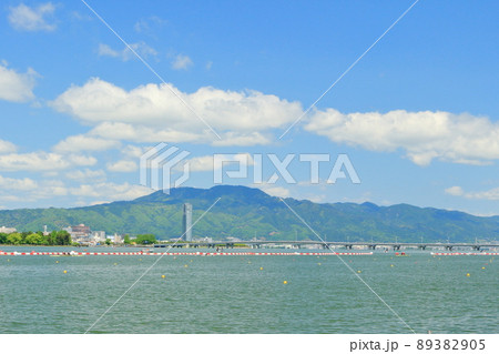 初夏の琵琶湖漕艇場と湖西の山並み 初夏の琵琶湖漕艇場と湖西の山並み 89382905