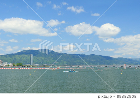 初夏の琵琶湖漕艇場と湖西の山並み 89382908