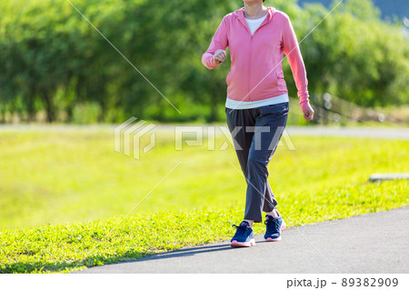 屋外の公園で運動をする日本人のミドル女性 屋外の公園で運動をする日本人のミドル女性 89382909