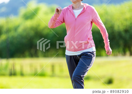 屋外の公園で運動をする日本人のミドル女性 89382910