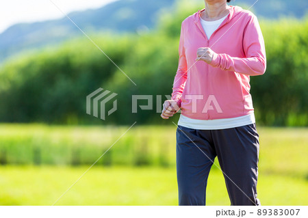 屋外の公園で運動をする日本人のミドル女性 89383007