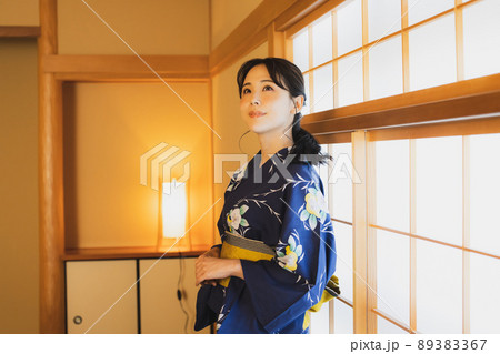 浴衣の女性　和室　 89383367