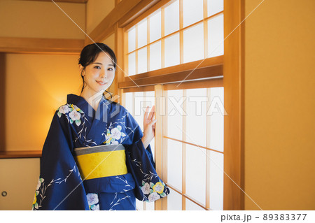 浴衣の女性 和室 浴衣の女性 和室 89383377