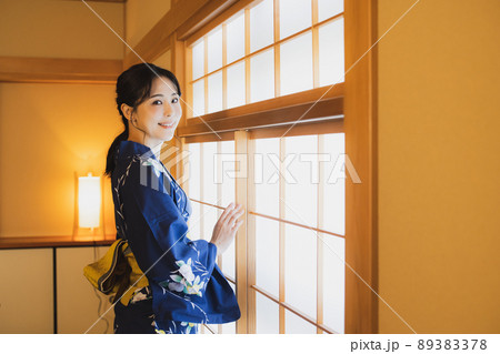 浴衣の女性　和室　 89383378