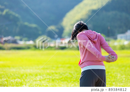 屋外の公園で運動をする日本人のミドル女性 89384812