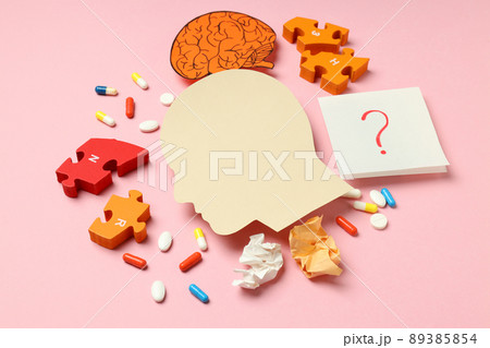Concept of problems with memory, amnesia disease on pink background Concept of problems with memory, amnesia disease on pink background 89385854