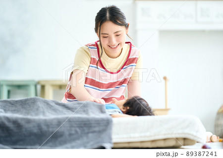 保育園時を寝かしつける女性保育士 89387241